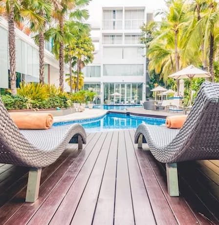 Decks para piscina: conheça as melhores madeiras do mercado